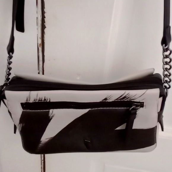 Simply Vera Vera Wang purse with a beautiful design - Picture 1 of 4